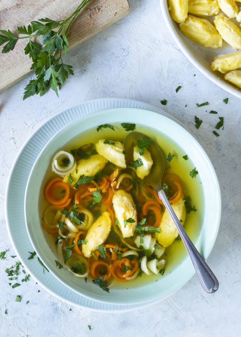 Gemüsesuppe mit Grießklößchen und Gemüse-Allerlei