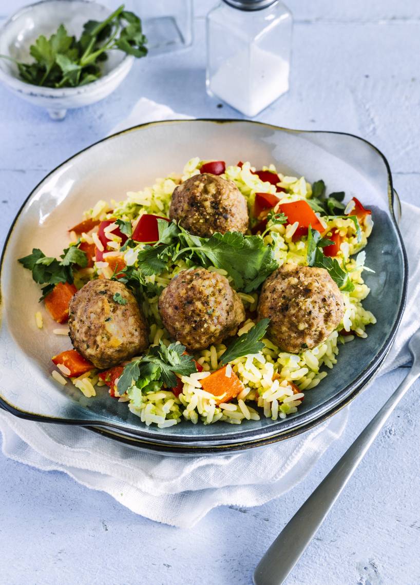 Grüner Ajvar-Reis mit scharf gewürzten Hackbällchen