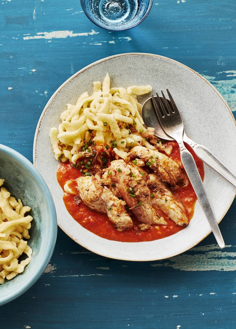 Hähnchen mit Spätzle und Tomaten-Sahne-Soße