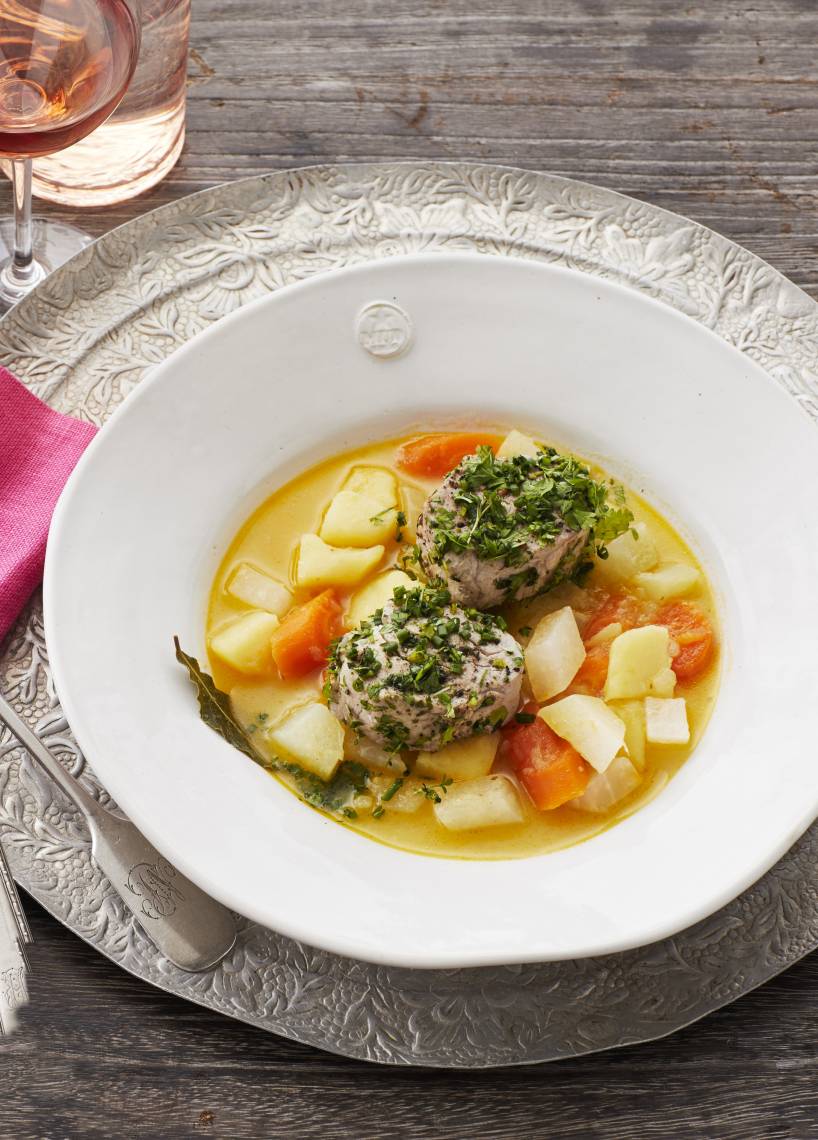 Kräutermedaillons auf Bouillongemüse