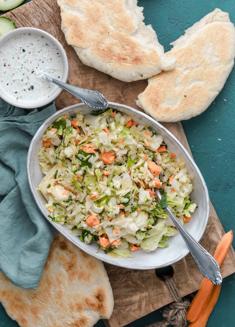 Krautsalat mit Pitabrot und Dip