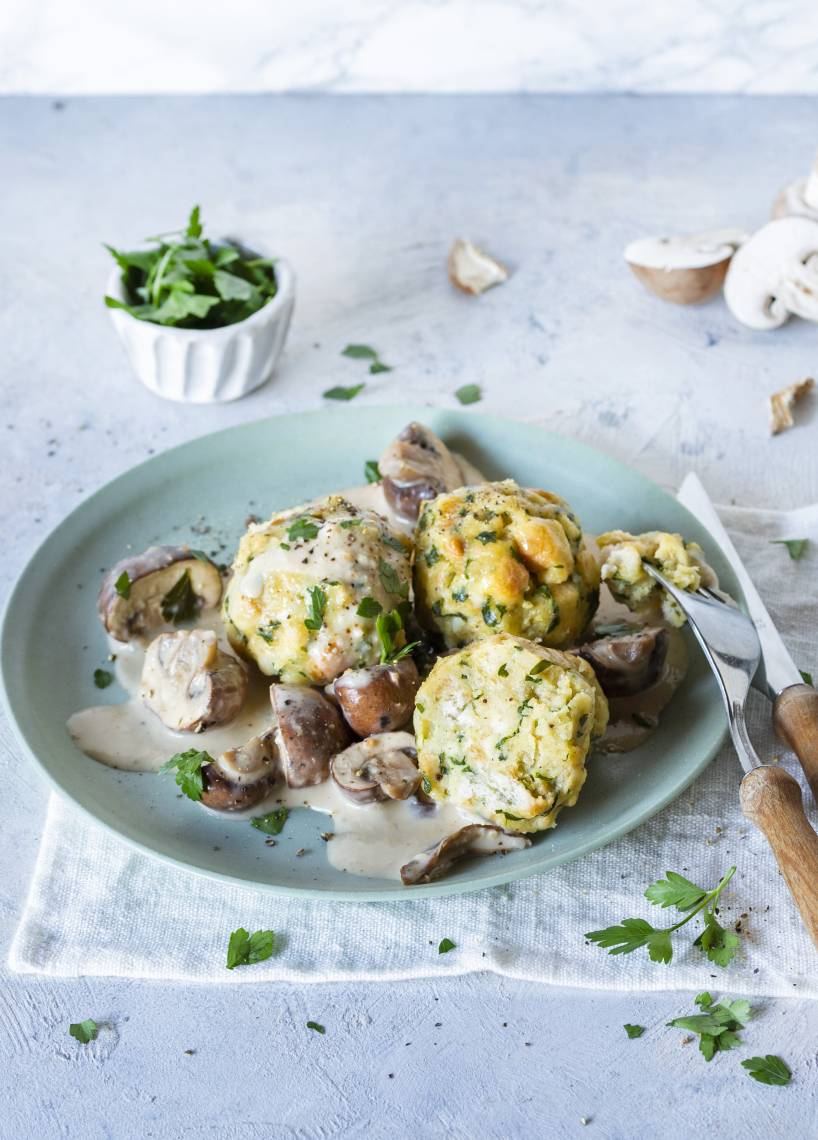 Semmelknödel mit Pilzrahmsoße im Monsieur Cuisine | ZauberMix Semmelknödel mit Pilzrahmsoße im Monsieur Cuisine | ZauberMix