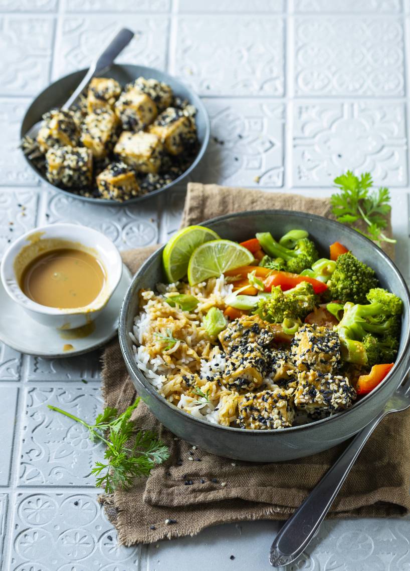 Sesam-Tofu mit gedämpftem Gemüse und Reis