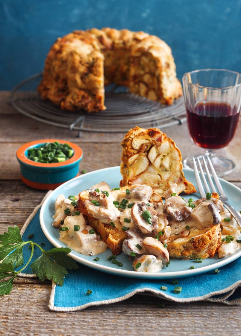 Knödel-Gugelhupf mit mediterraner Pilzsoße