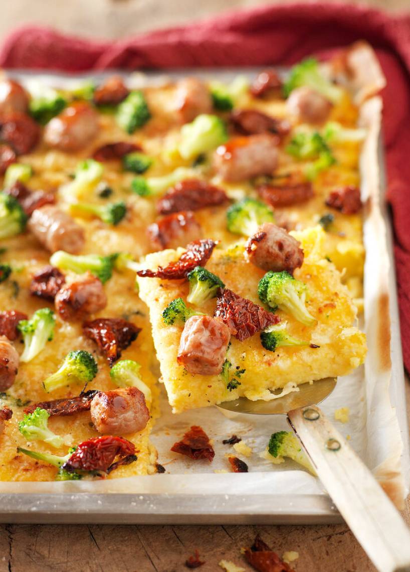 Polenta vom Blech mit Brokkoli und Würstchen
