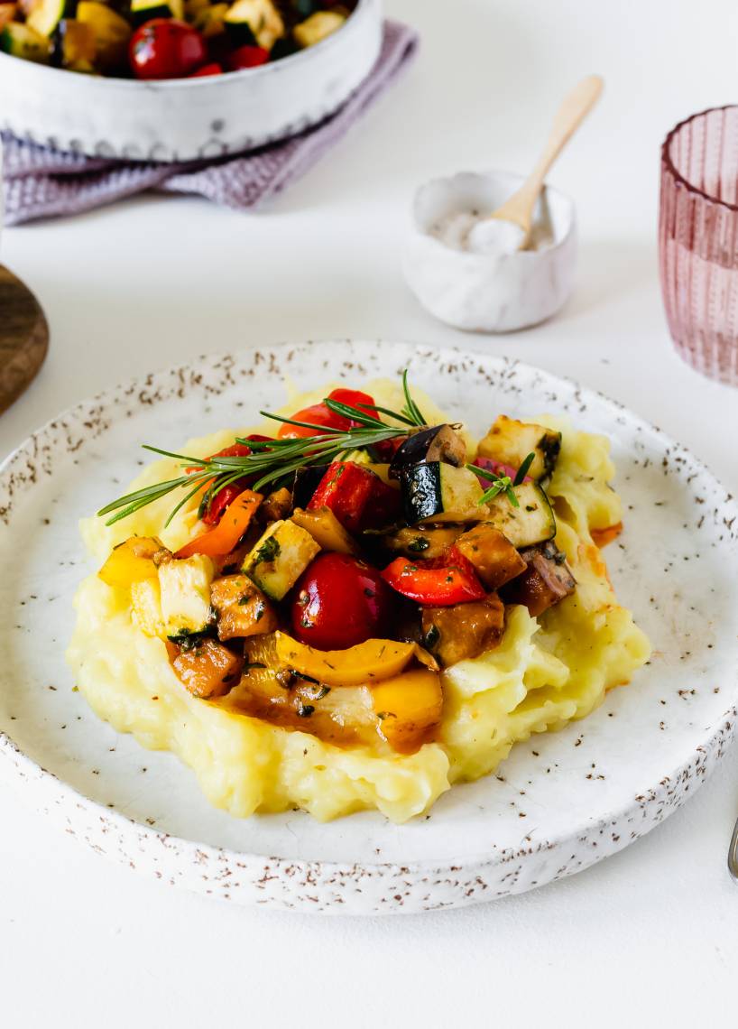 Rosmarin-Kartoffelstampf mit Ratatouille