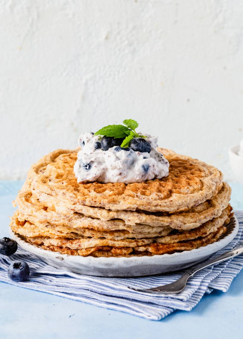 Low-Carb-Waffeln mit Blaubeerquark