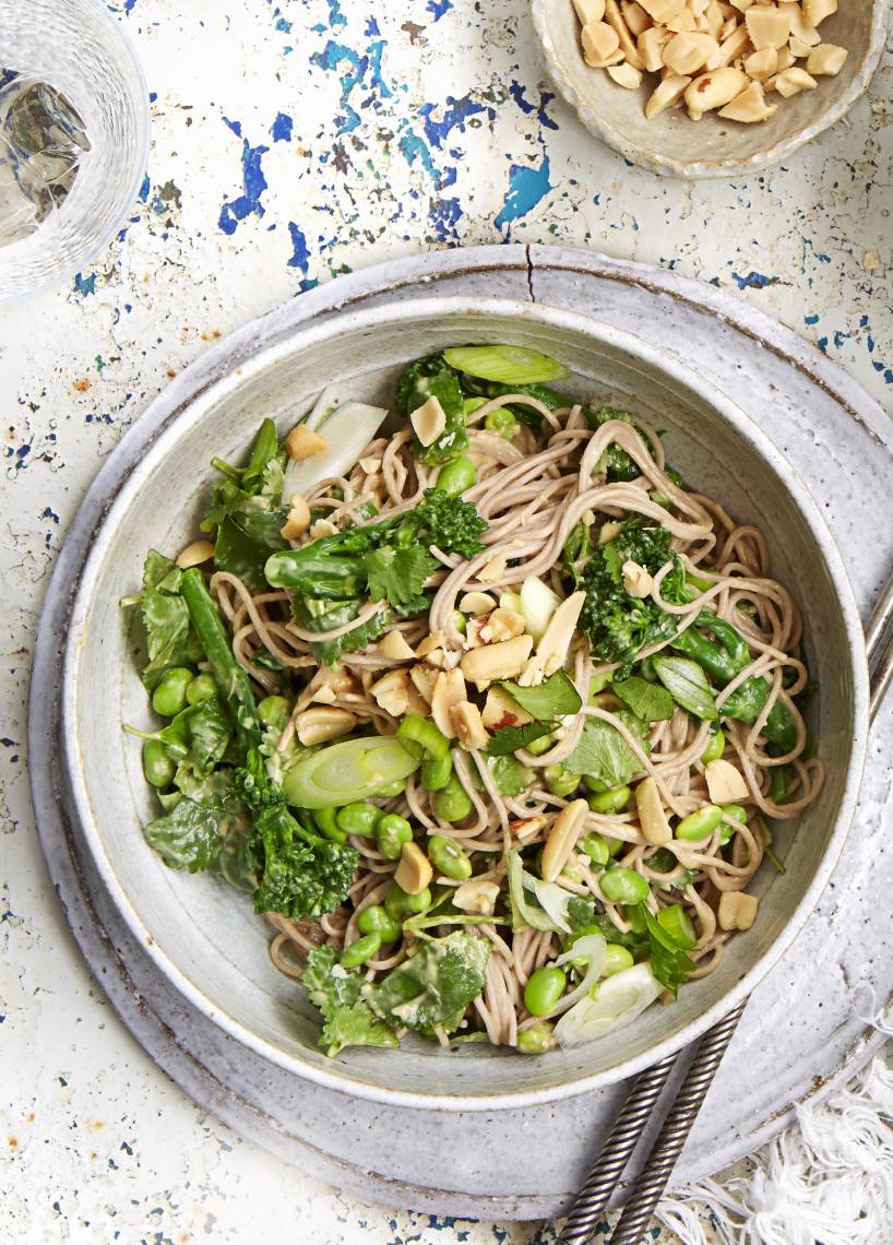 Konjaknudeln mit Edamame in Erdnusssoße