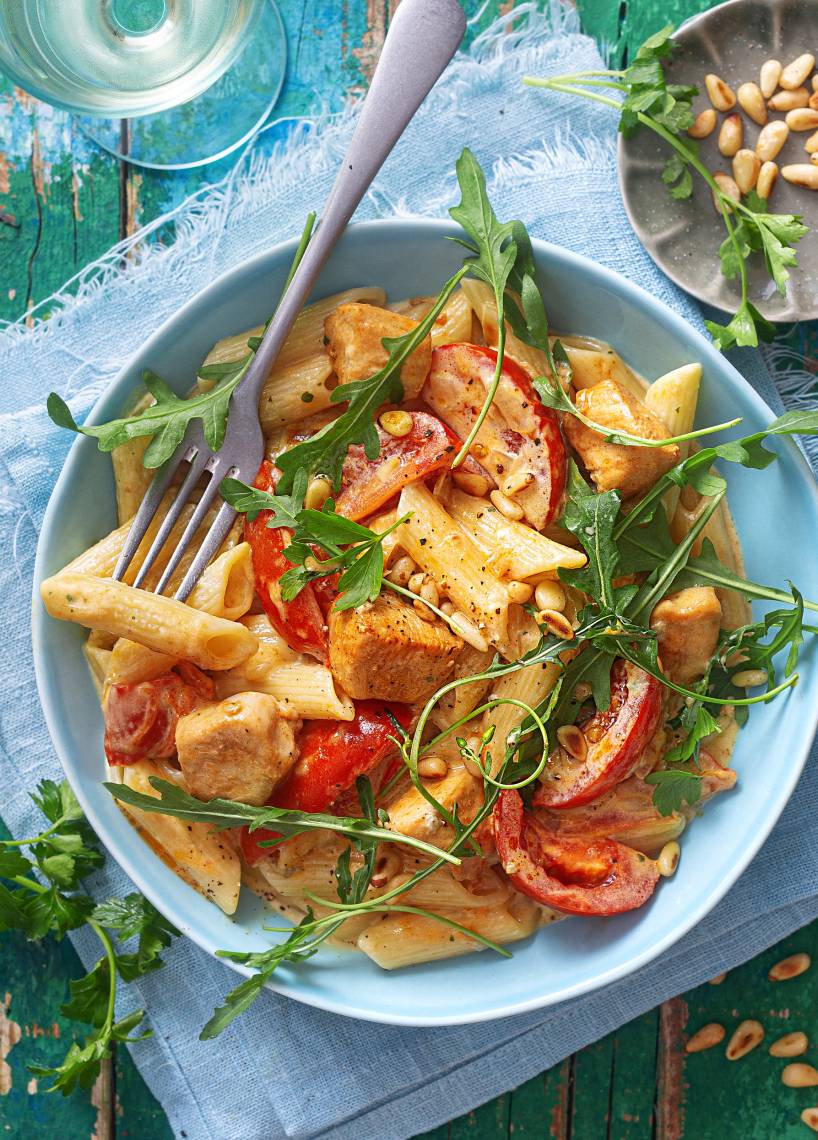Nudeln mit Hähnchen in cremiger Gorgonzola-Soße