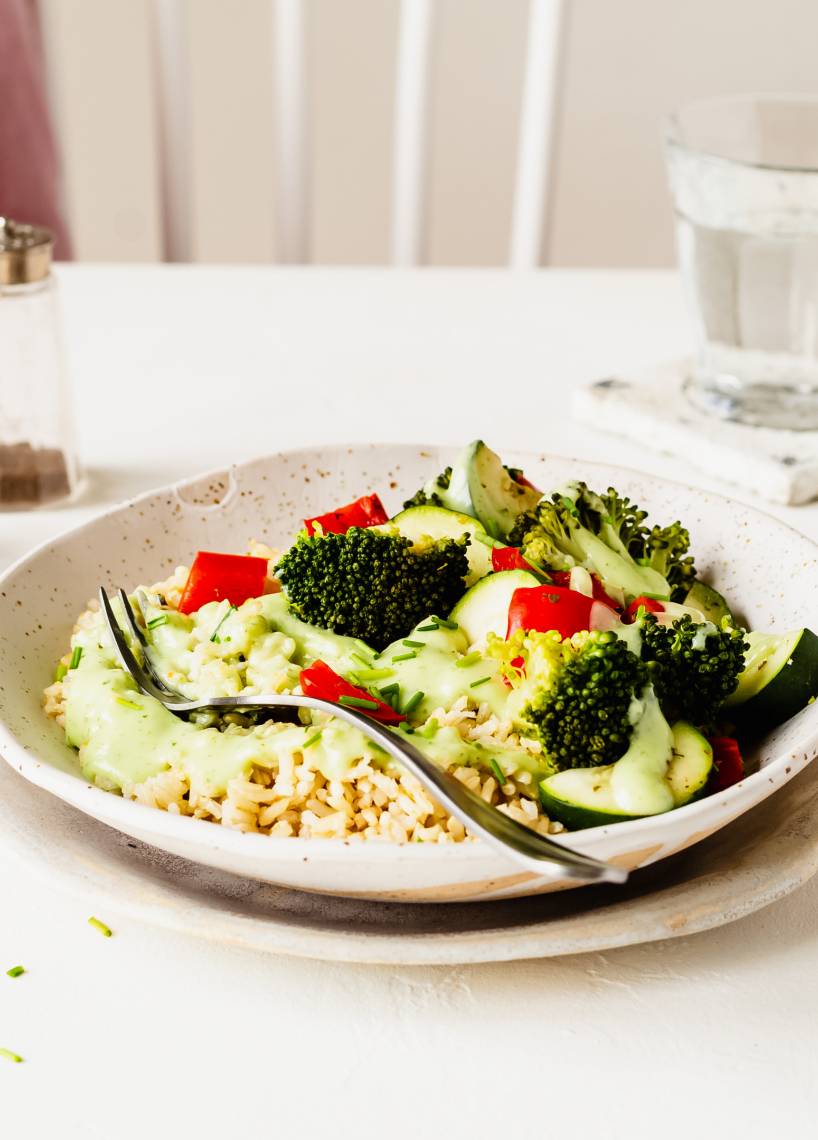 Reis mit Gemüse und Kräutersoße