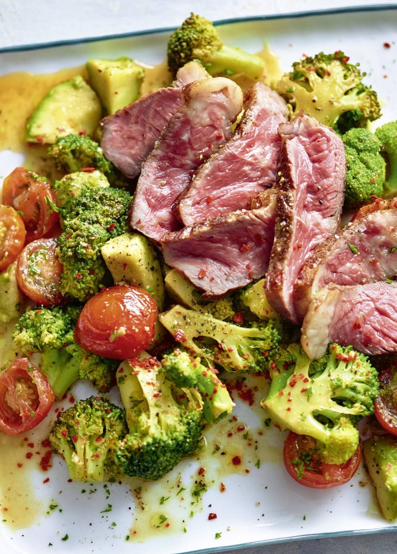 Rumpsteak mit gedämpftem Gemüse und Avocado