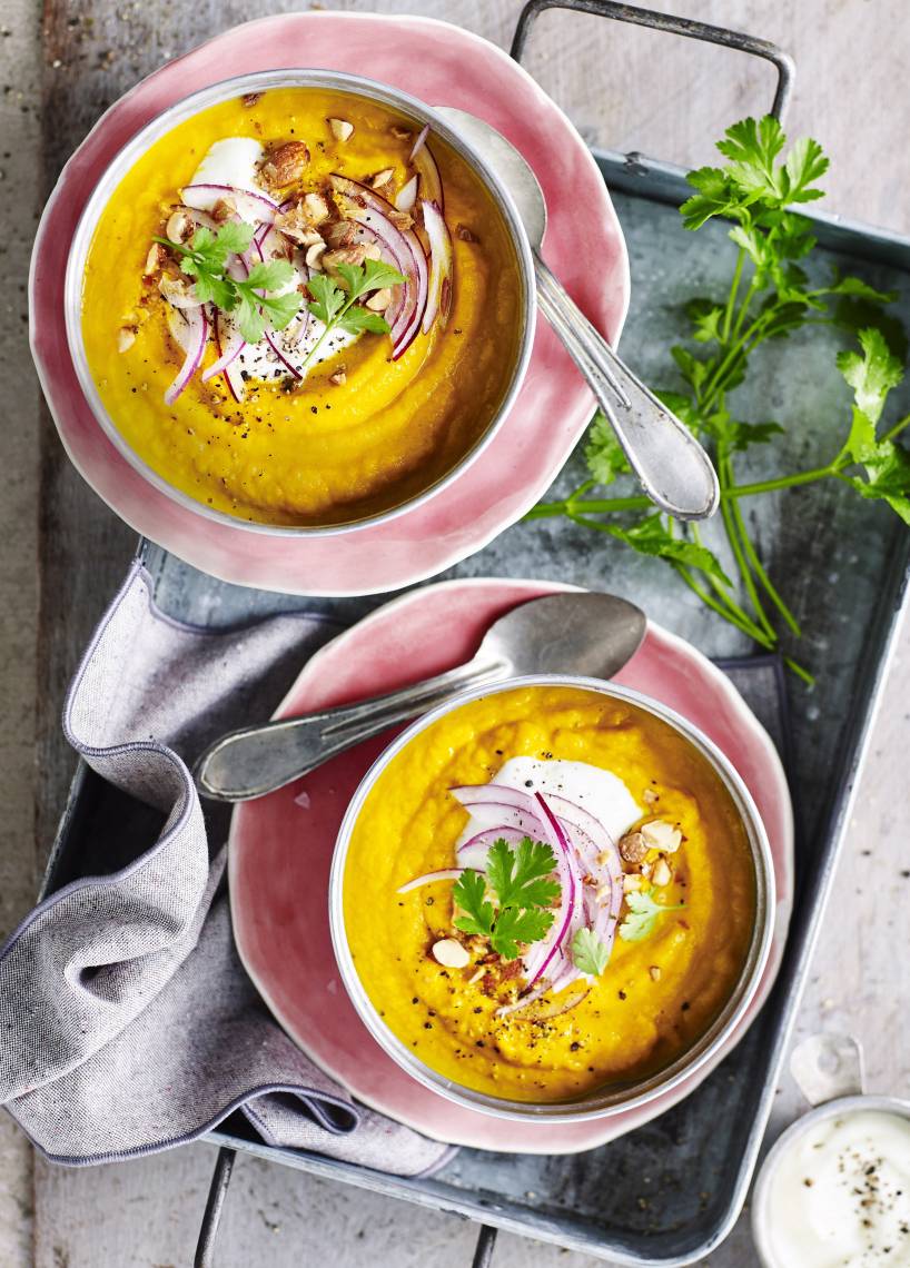 2 Schüsseln mit Süßkartoffelsuppe