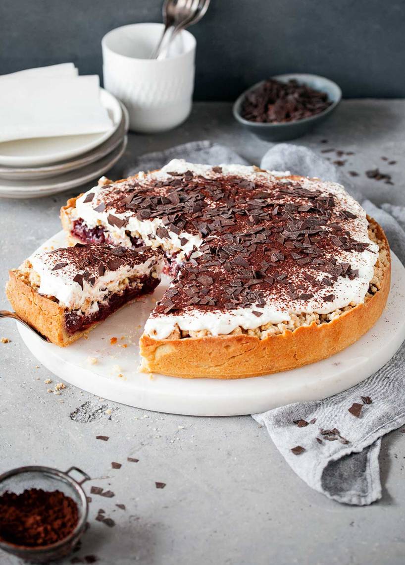 Feuerwehrkuchen mit Kirschen und Sahne