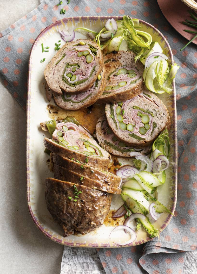 Saftiger Hackbraten mit grünem Spargel