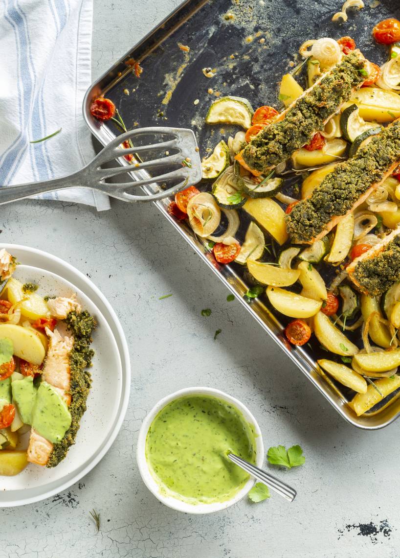 Ofenlachs mit Knusperkruste, Gemüse und Soße