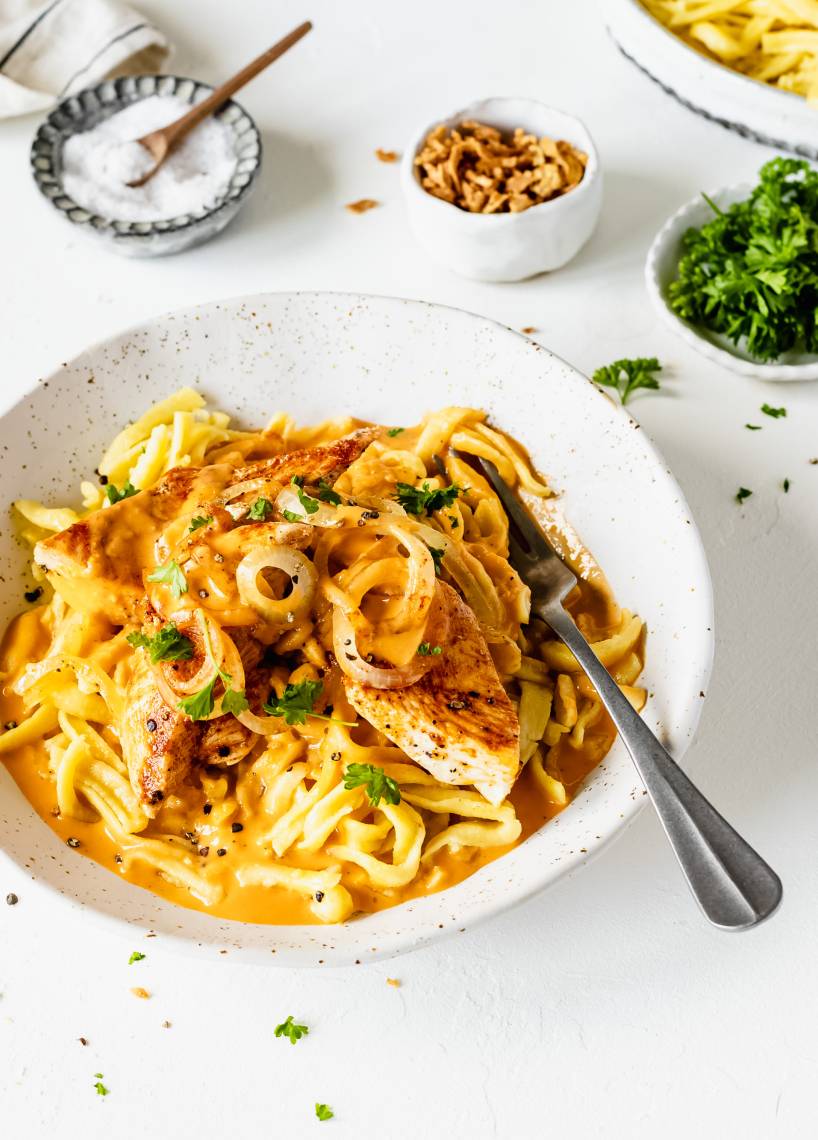 Zwiebel-Cheddar-Hähnchen mit Spätzle