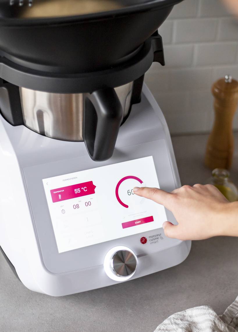 Hand tippt auf Display des Monsieur Cuisine Hand tippt auf Display des Monsieur Cuisine