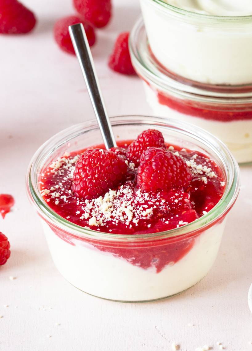 Käsekuchencreme mit Himbeersoße