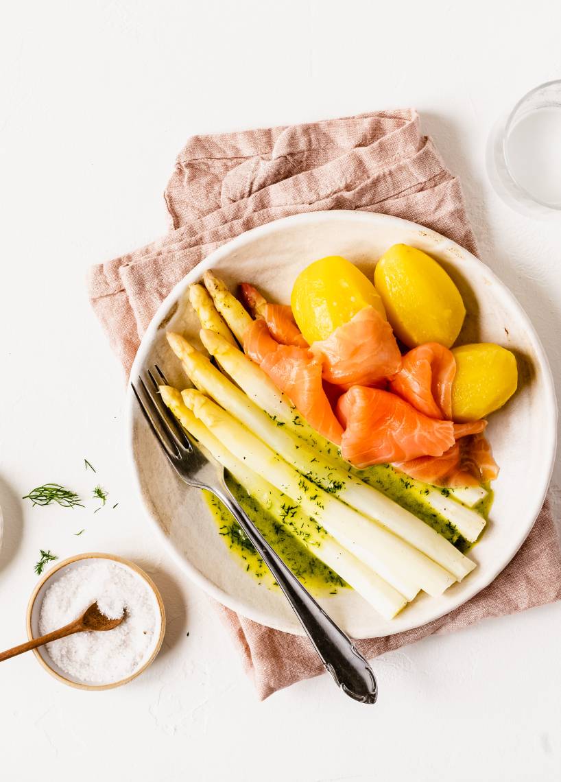Spargel mit Räucherlachs und Honig-Senf-Hollandaise