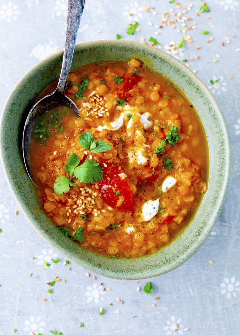 Linsendal mit Tomaten