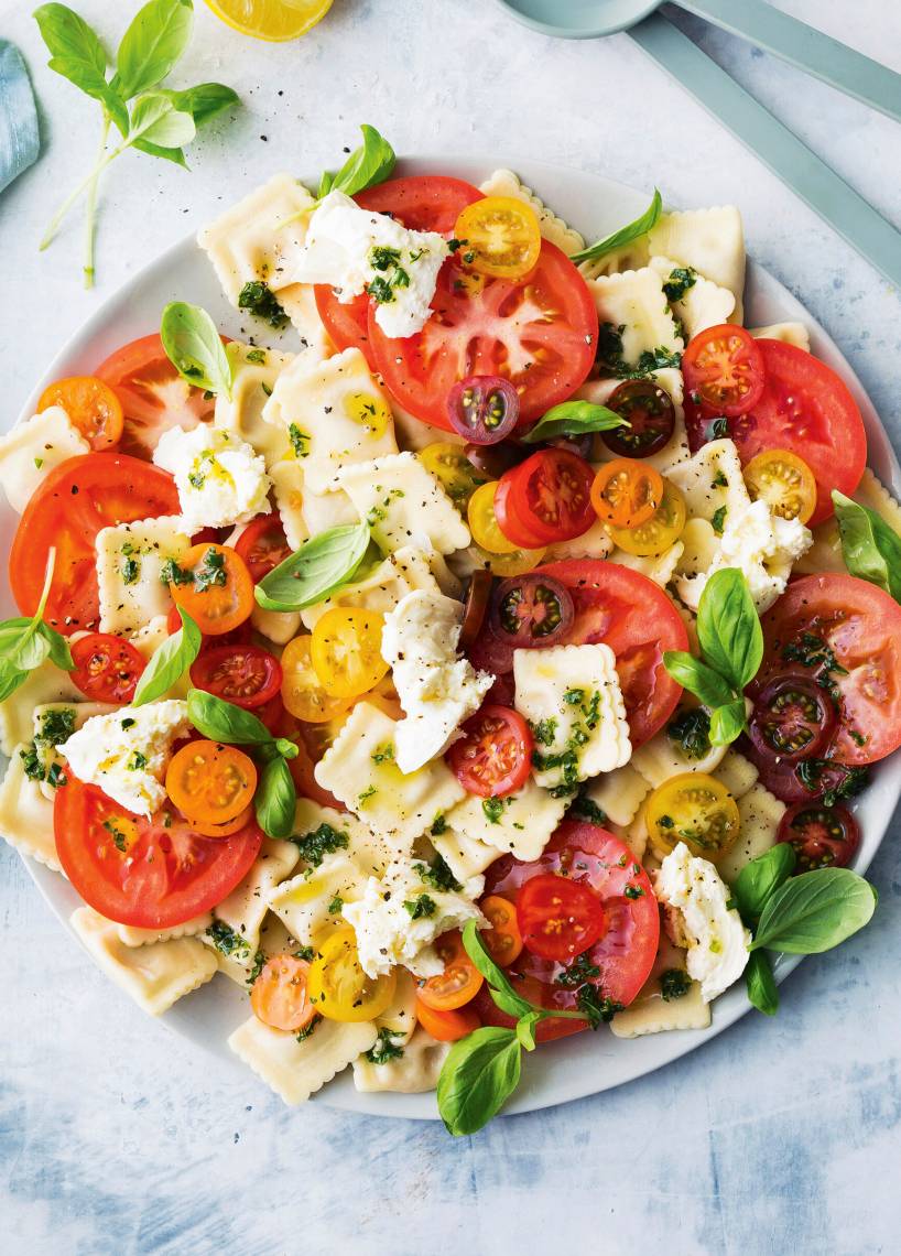 Ravioli-Caprese-Salat mit Basilikum-Pestodressing