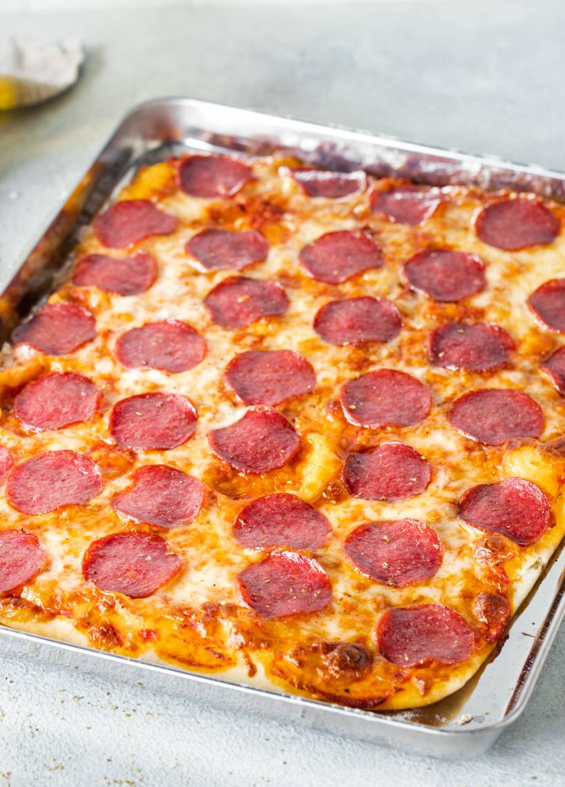 Salami-Pizza vom Blech