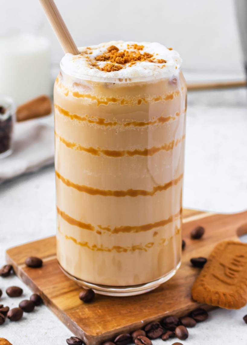 „Biscoff“-Eiskaffee mit Milchschaum