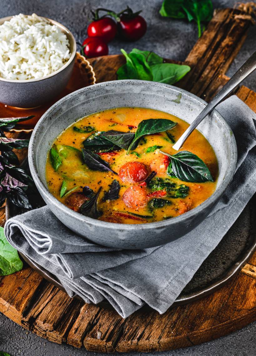 Curry mit Tomaten und Spinat