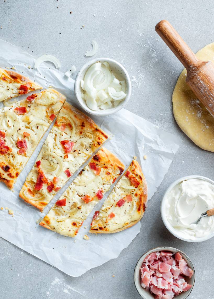 Klassischer Elsässer Flammkuchen