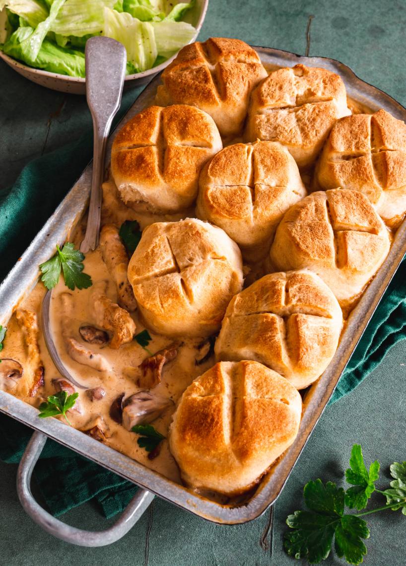 Ofen-Geschnetzeltes mit „Knack- und Back"-Brötchen