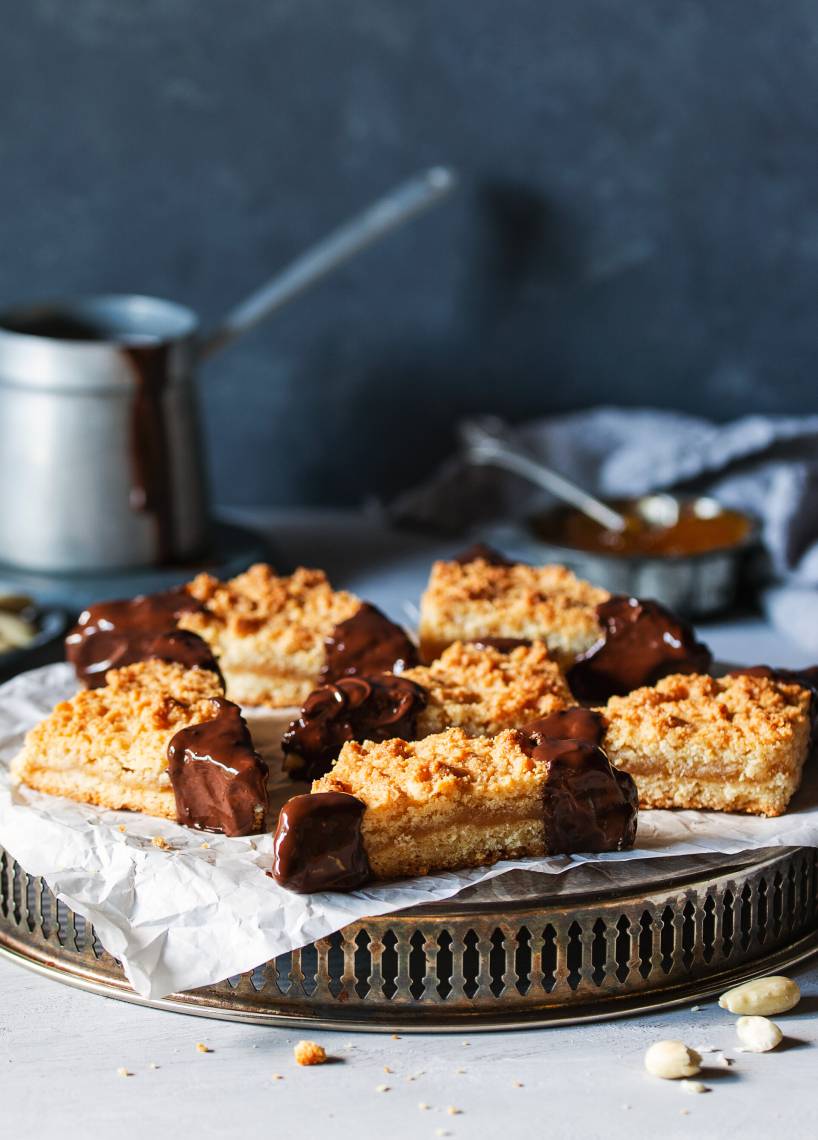 Nussecken mit Marzipan