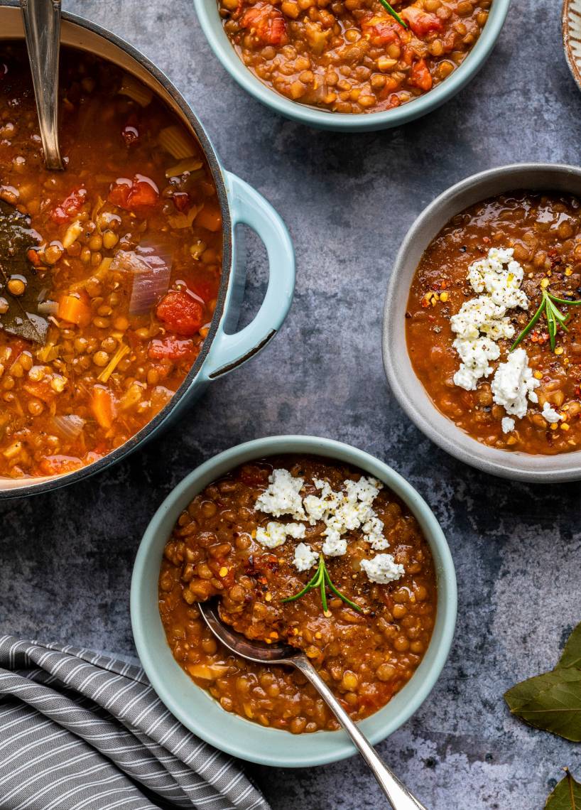 Griechische Linsensuppe mit Feta