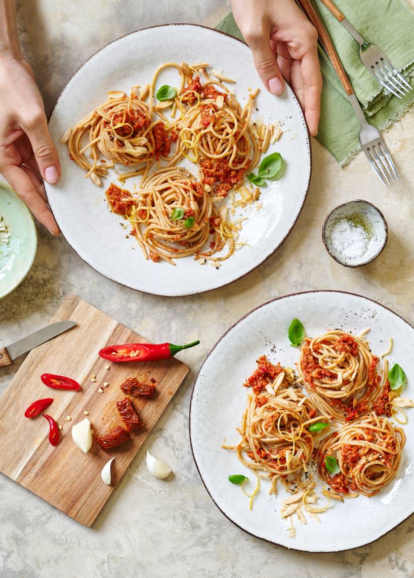 Hafer-Spaghetti mit Tomaten-Paprika-Pesto