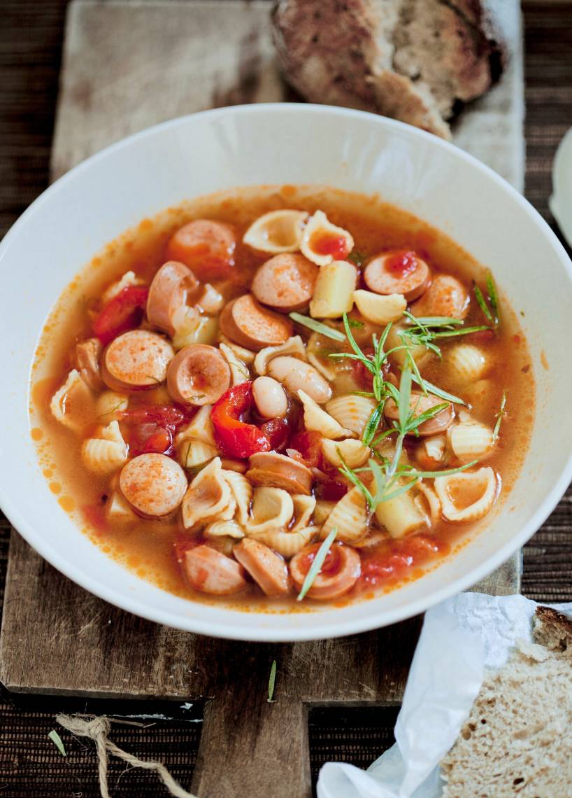 Schnelle Feierabendsuppe mit Würstchen