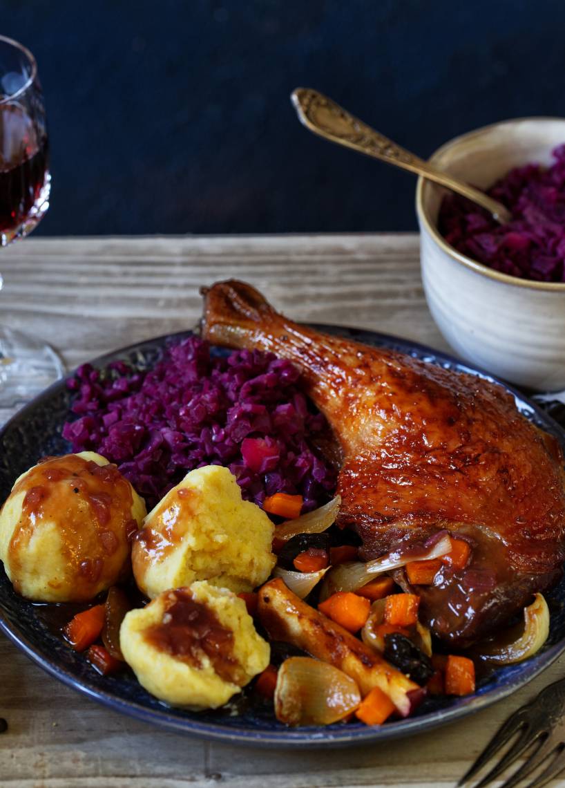 Ente mit Rotkohl, Klößen & Rotweinsoße