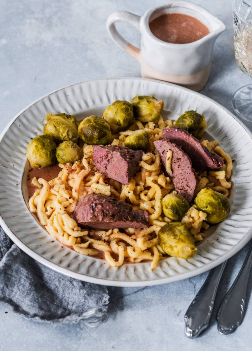 Rehrücken mit Rotweinsoße und Spätzle
