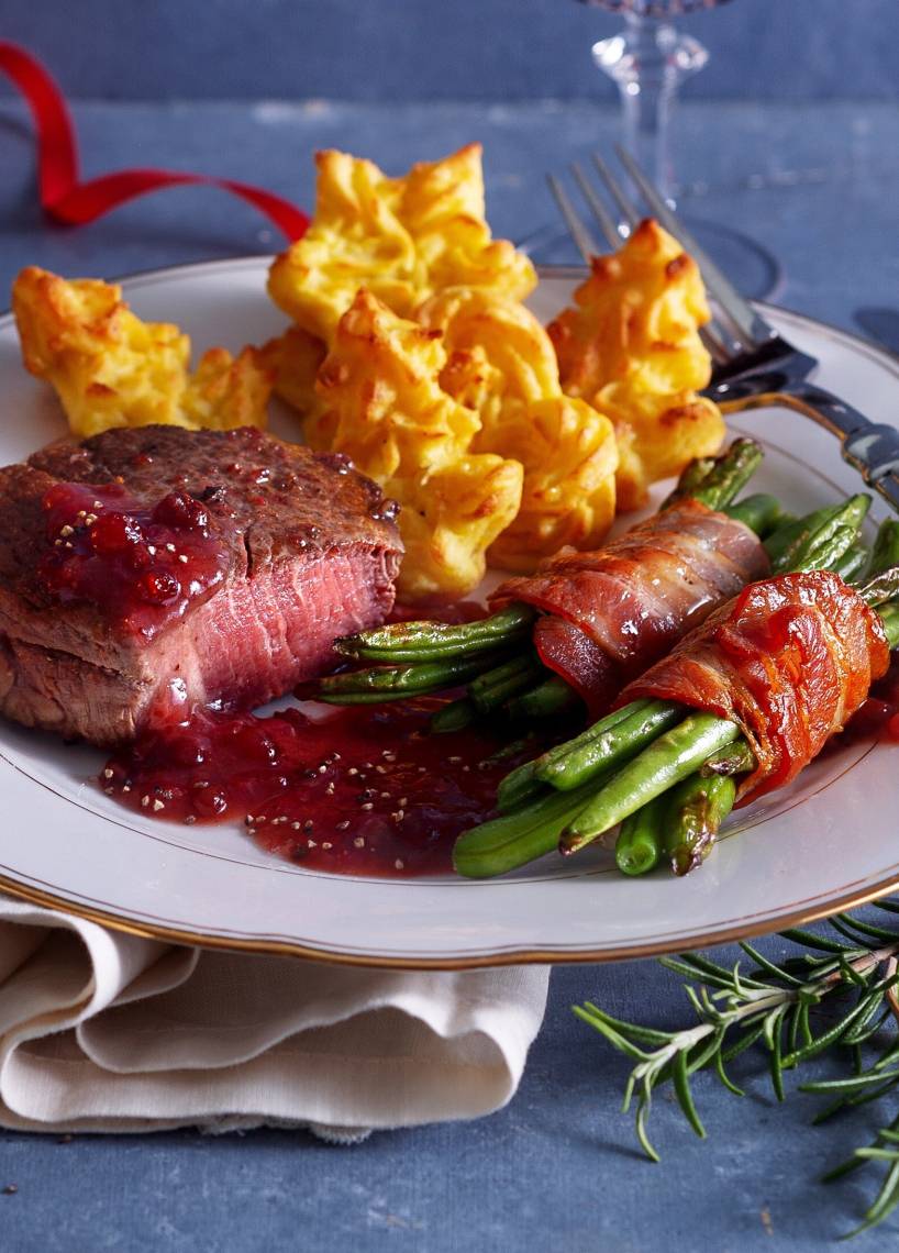 Weihnachtsfilet mit Zauberkartoffeln, Preiselbeersoße und Bohnen im Speckmantel