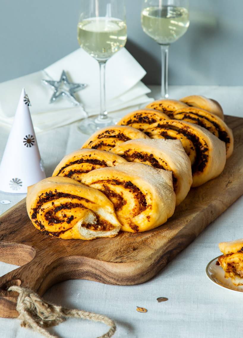 Zupfbrot mit schnellem Tomatenpesto