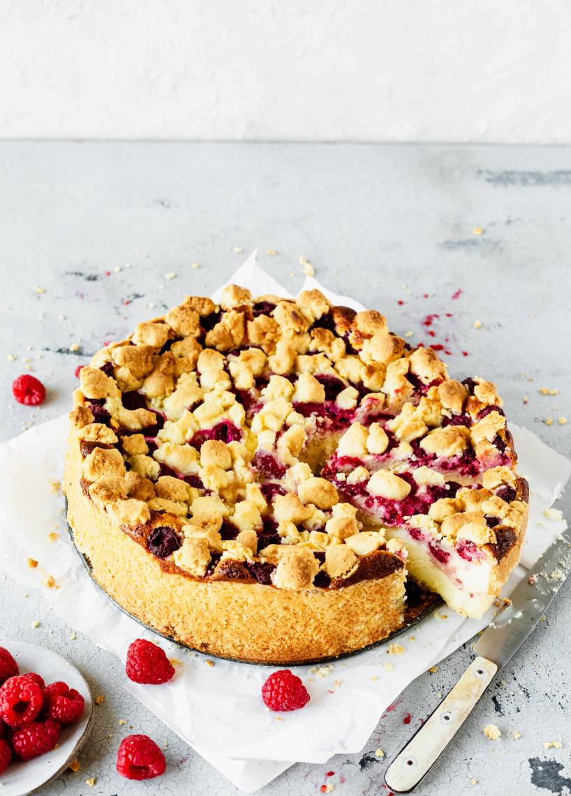 Käsekuchen mit Himbeeren und Streusel