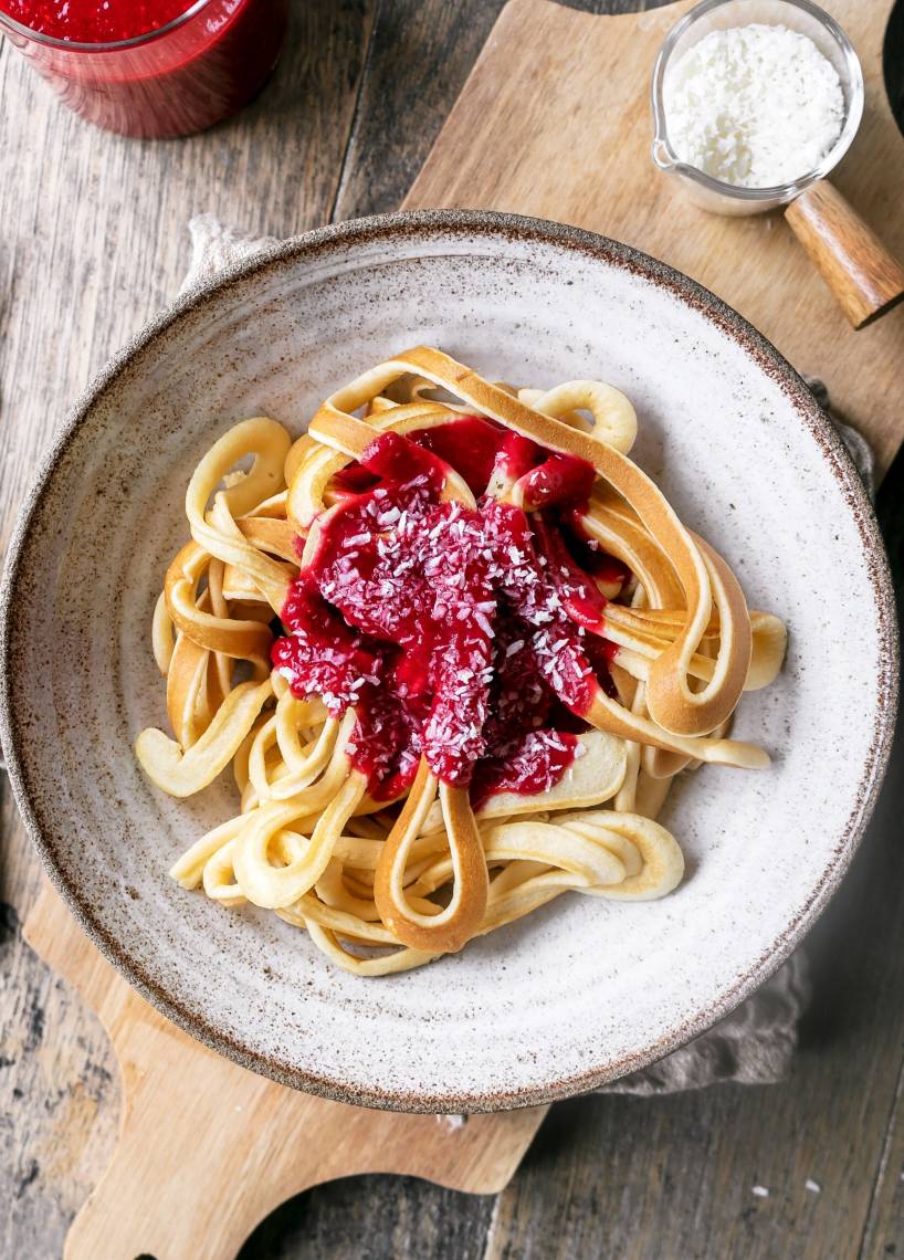 Pancake-Spaghetti mit Himbeersoße