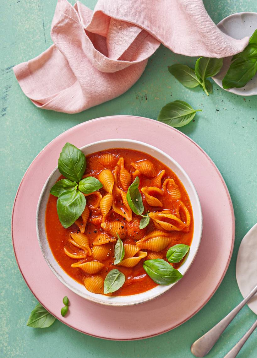 Schnelle Tomatensuppe mit Muschelnudeln