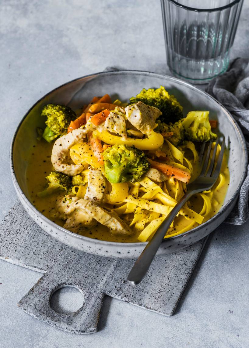 Bandnudeln in Currysoße