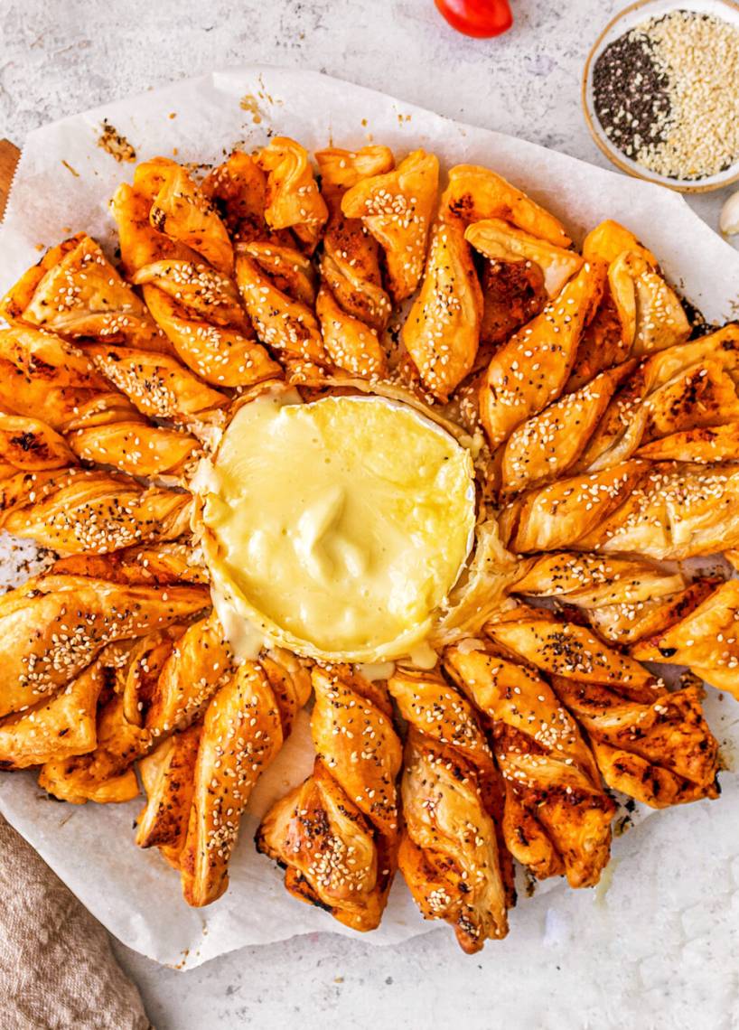 Blätterteig-Kranz mit Tomatenbutter und Camembert