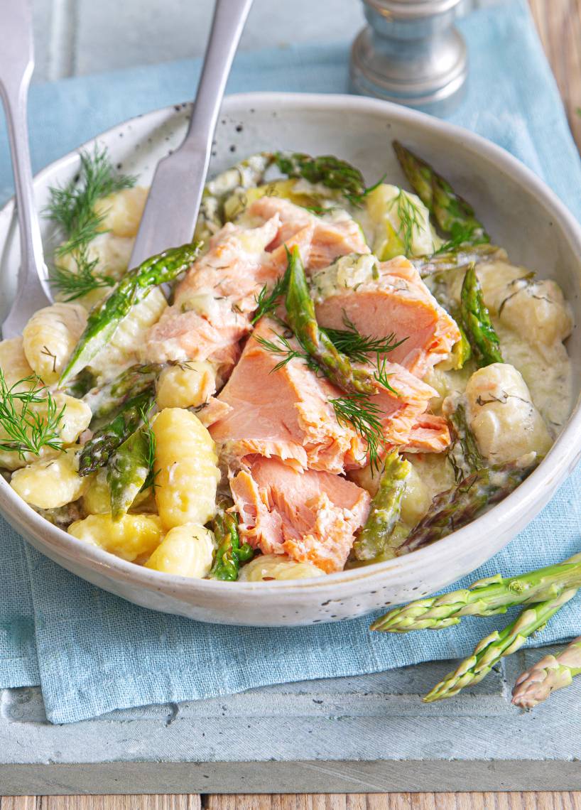 Lachs-Spargel-Gnocchi mit Dill-Rahm