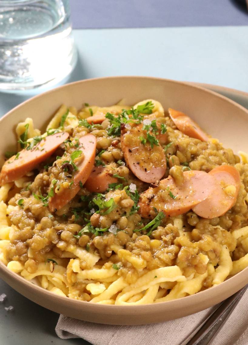 Linsen-Spätzle-Eintopf mit Würstchen