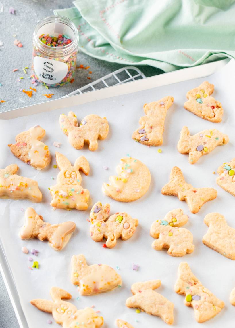 Oster-Kekse mit bunten Streuseln