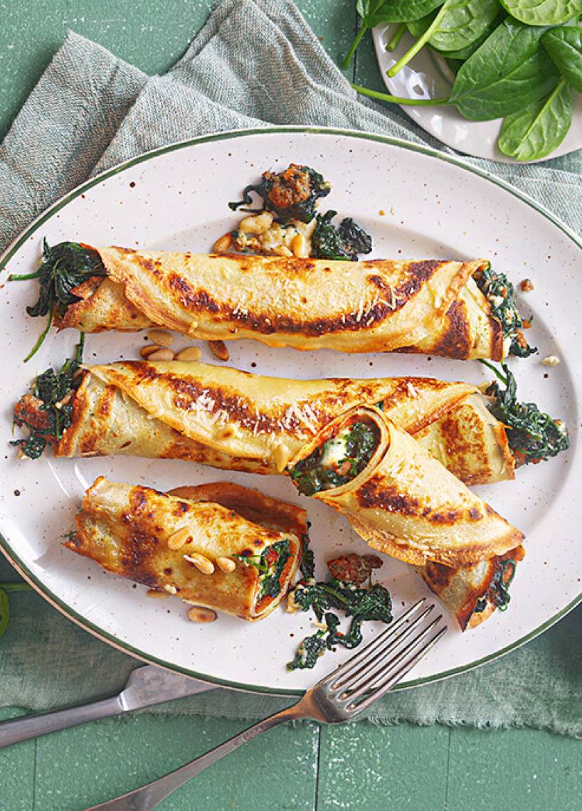 Pfannkuchenröllchen mit Spinat und Salsiccia