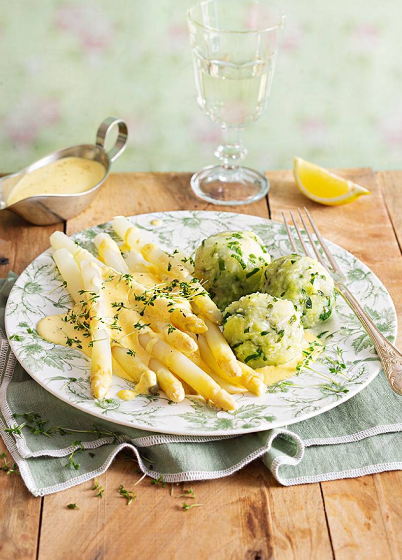 Spargel mit Frühkartoffel-Knödeln und Zitronen-Hollandaise