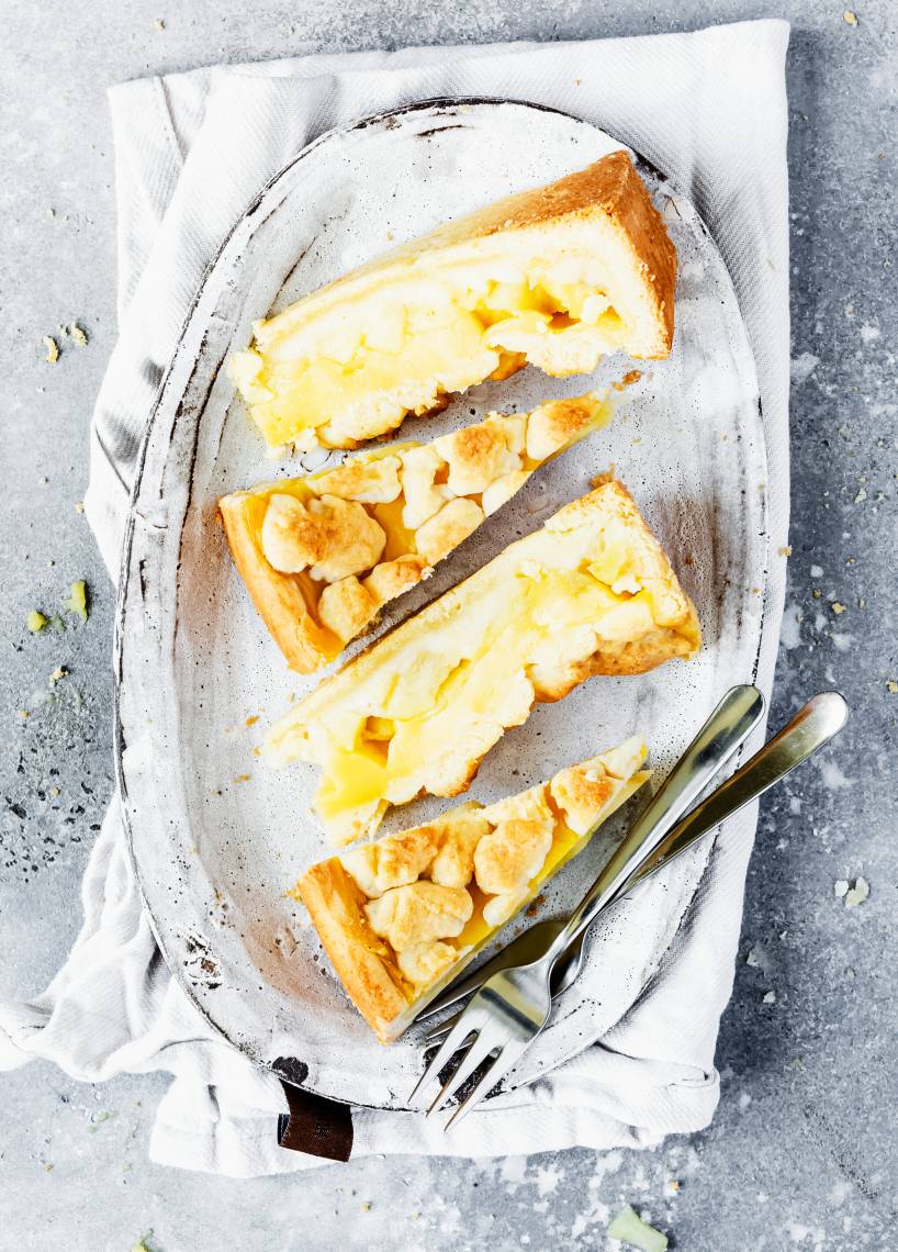 Veganer Apfelkuchen mit Pudding und Streuseln