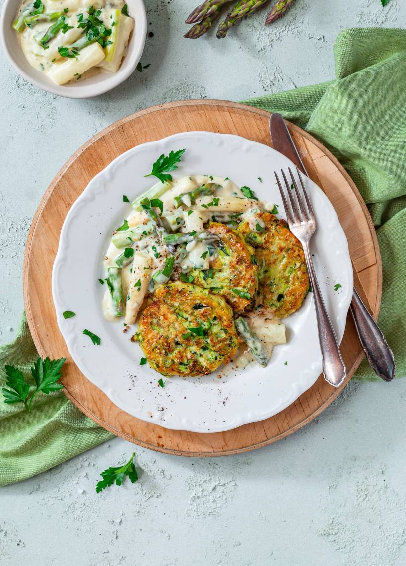 Zucchini-Puffer mit Spargelragout | ZauberMix Club Zucchini-Puffer mit Spargelragout | ZauberMix Club